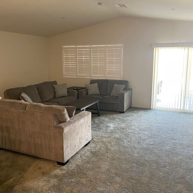 Building Photo - NEWER 4 BEDROOM VICTORVILLE HOME