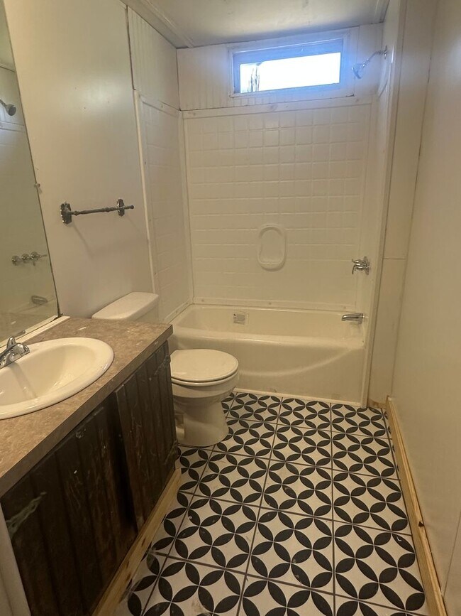 Building Photo - 450 Harmon Ln