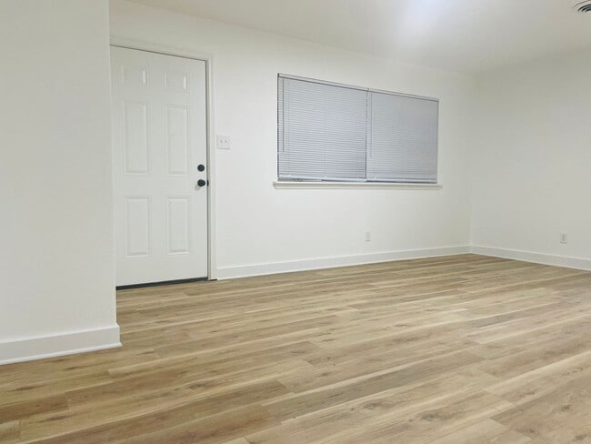 Building Photo - 3605 Pine Cone Dr