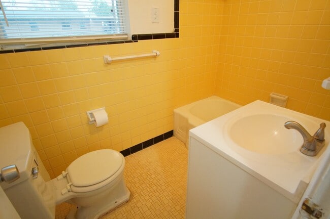 Building Photo - Well-Maintained 3BR/2BA Home with Fenced Y...