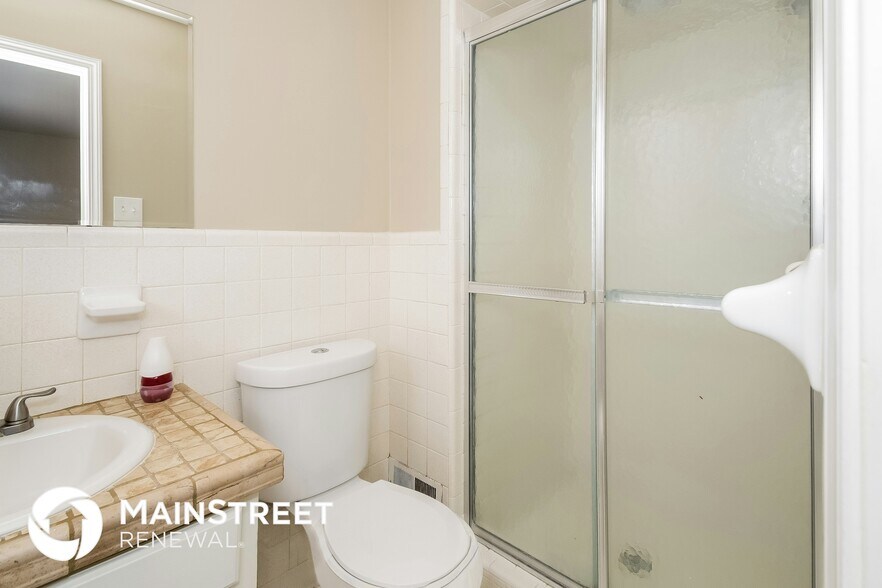 Building Photo - 300 Ginger Dr NE