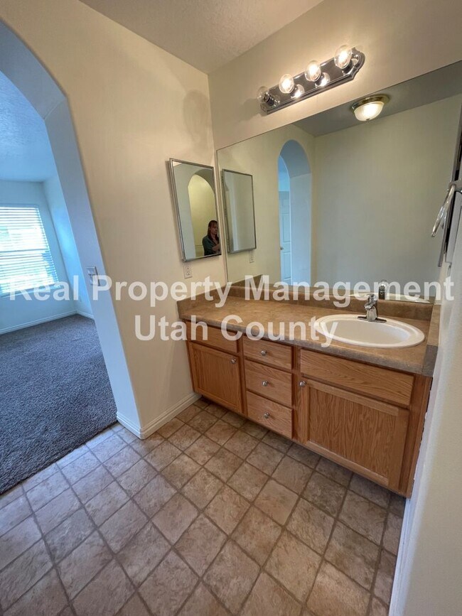 Building Photo - Stunning Townhome in Lehi