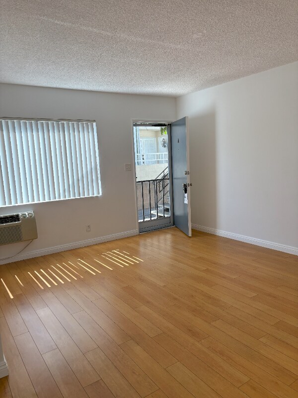 Building Photo - 437 Palm Dr