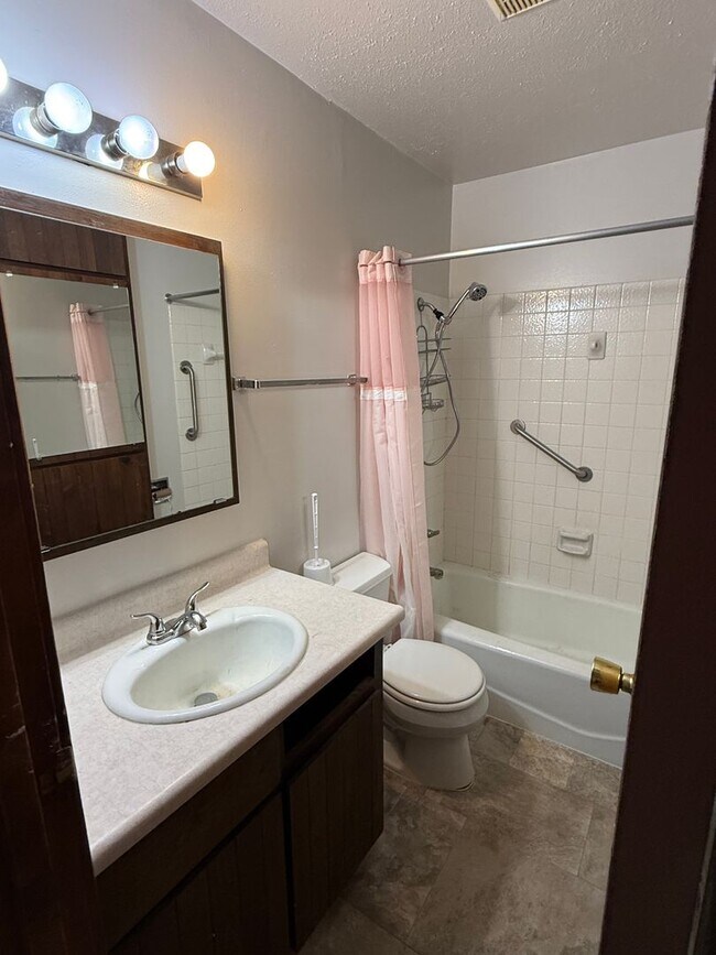 Building Photo - 3313 Leland Ln