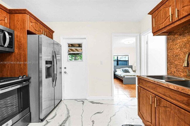 Building Photo - 6840 SW 26th Ct