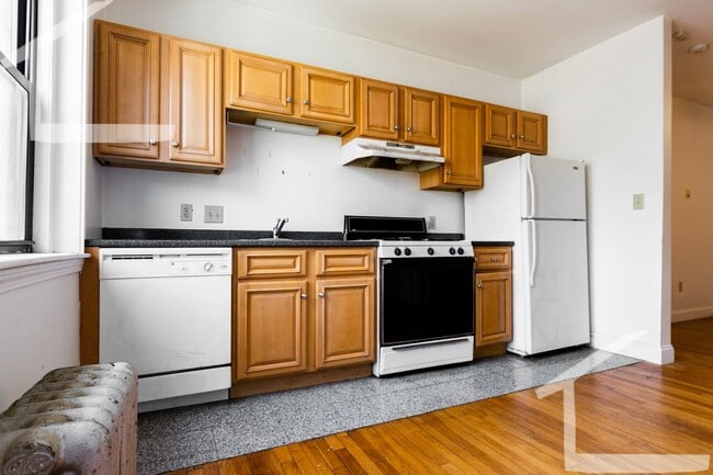 Building Photo - Conveniently Located, Spacious Apt w Ht & HW Inc.  Near B and C lines!
