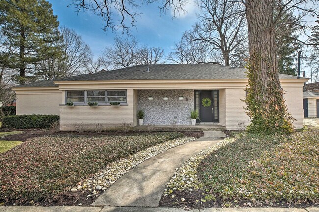 Building Photo - 696 Crescent Blvd