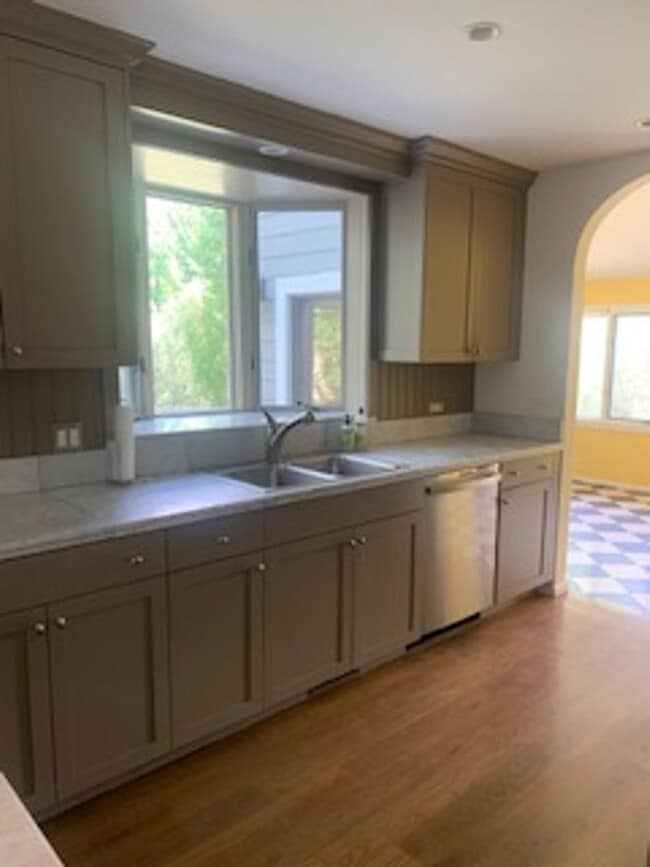 Building Photo - Beautiful 4 Bedroom 2.5 Bath home in Sun Valley