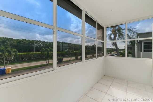 Building Photo - 560 Capri Ln