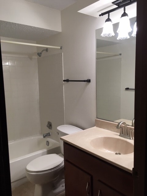 Bathroom with full tub/shower - 520 Biesterfield Rd