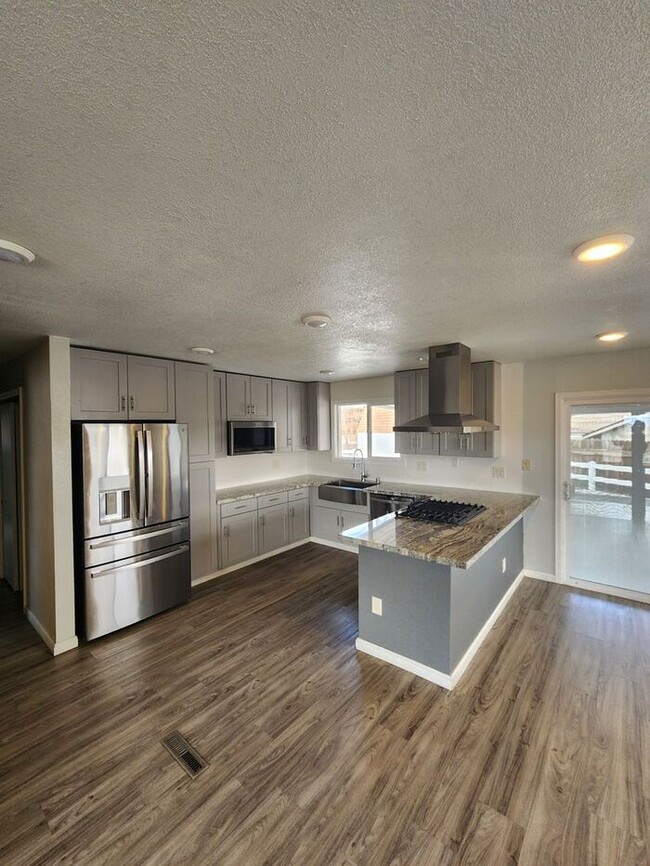 Building Photo - Welcome to this modern 3 bedroom, 2 bathro...