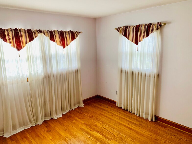 Front bedroom - 615 N Willow St