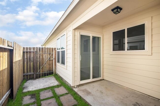Building Photo - 16608 Foursquare Dr