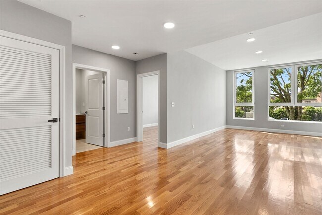 Building Photo - 10 Taber St