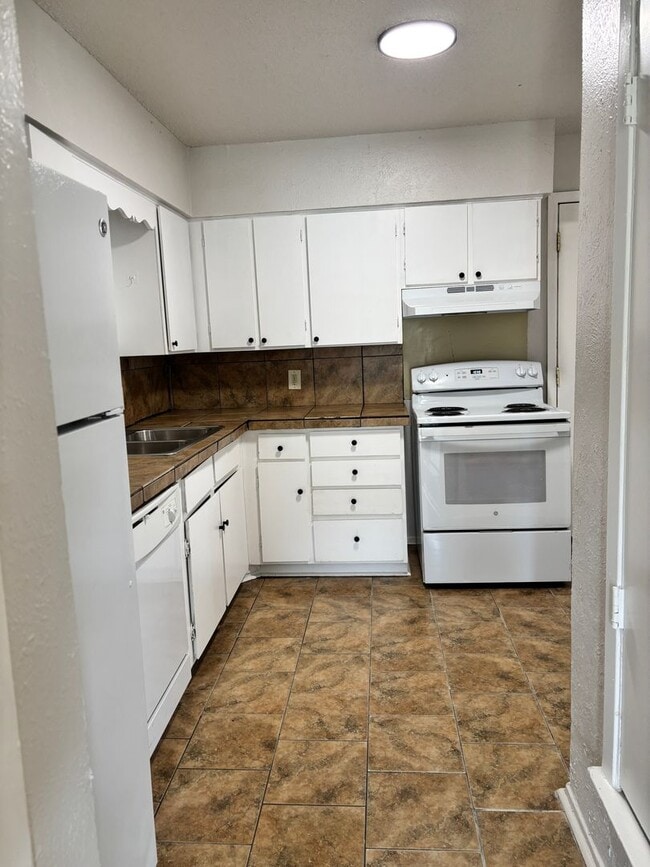 Building Photo - 2BD/1BA | Large Yard | Large Pets Welcome!