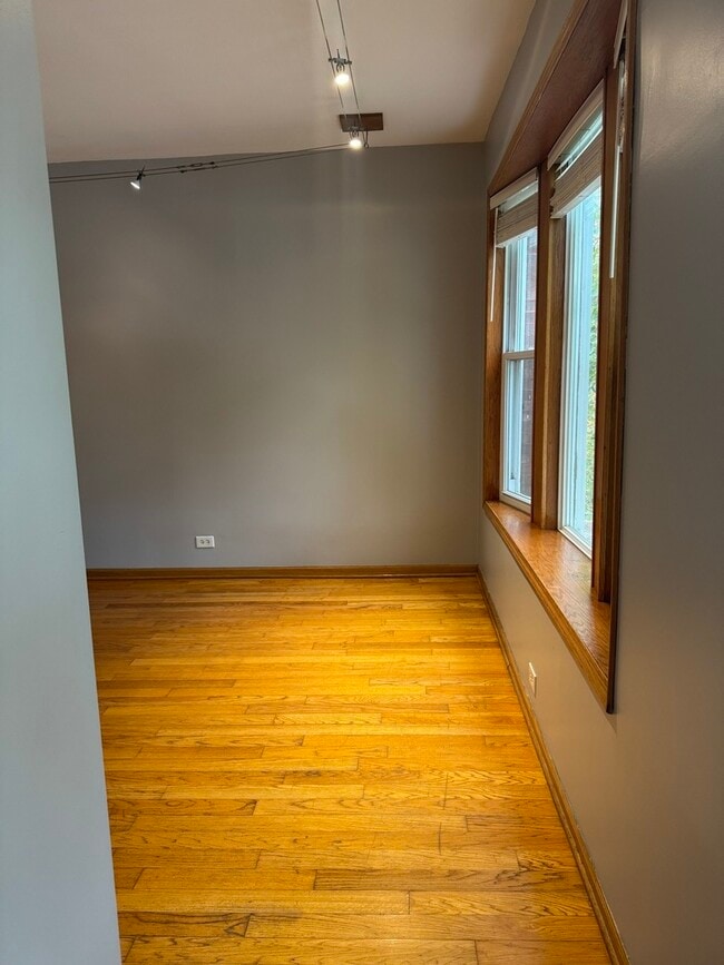 Building Photo - 1419 W Sunnyside Ave