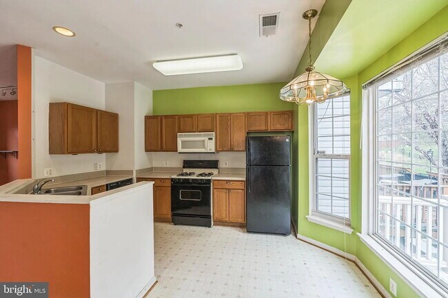 Building Photo - Charming townhouse on Metro bus line, shor...