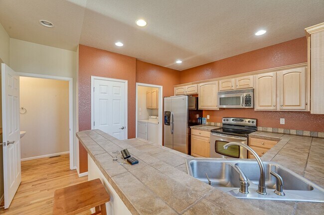 Building Photo - 2 bedroom, 2.5 bath townhome in Observatory Village