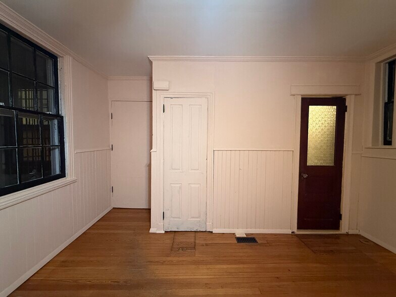 Building Photo - 38 E Penn St