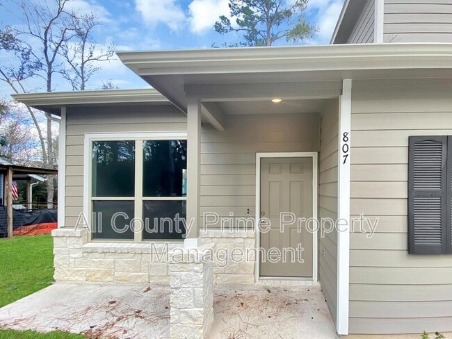 Building Photo - 807 Commanche Rd