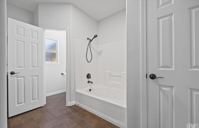 Building Photo - $500 Move-In Special! Furnished 4-Bed Home...