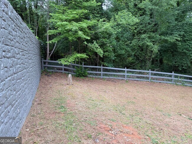 Building Photo - 3336 Camelot Dr NE