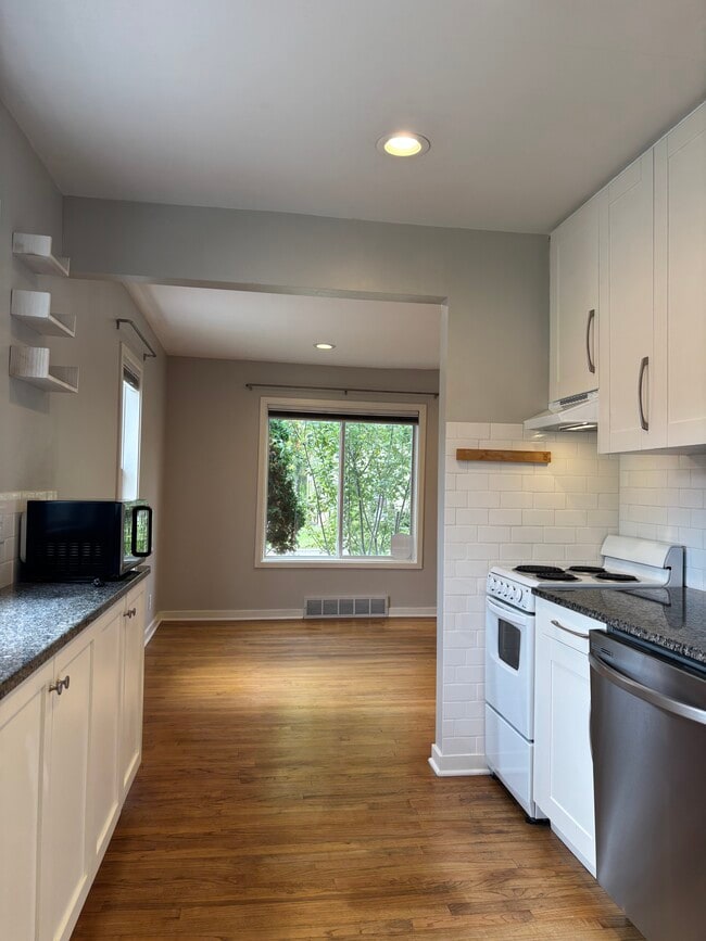 Building Photo - 157 Judd St