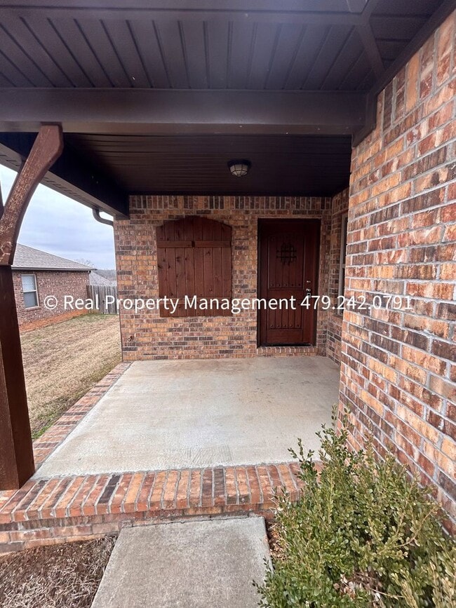 Building Photo - MOVE IN SPECIAL - HALF OFF MOVE IN RENT! B...