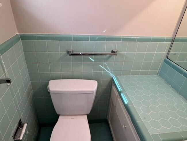 Building Photo - MOVE IN SPECIAL! HALF OFF FIRST MONTH!!