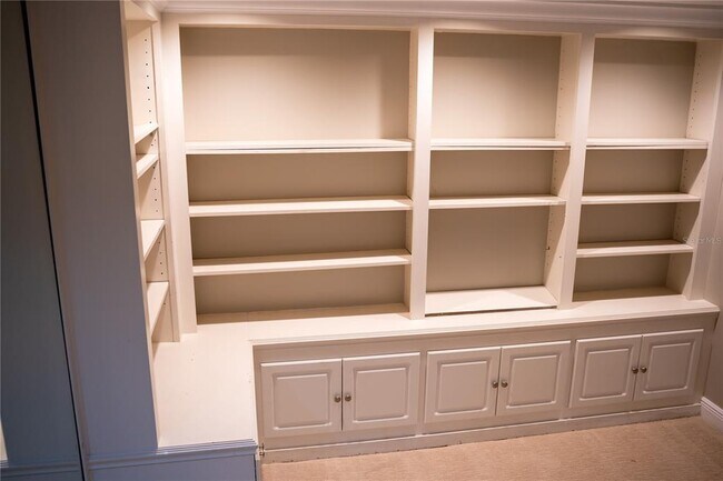 Building Photo - 1 Beach Dr SE