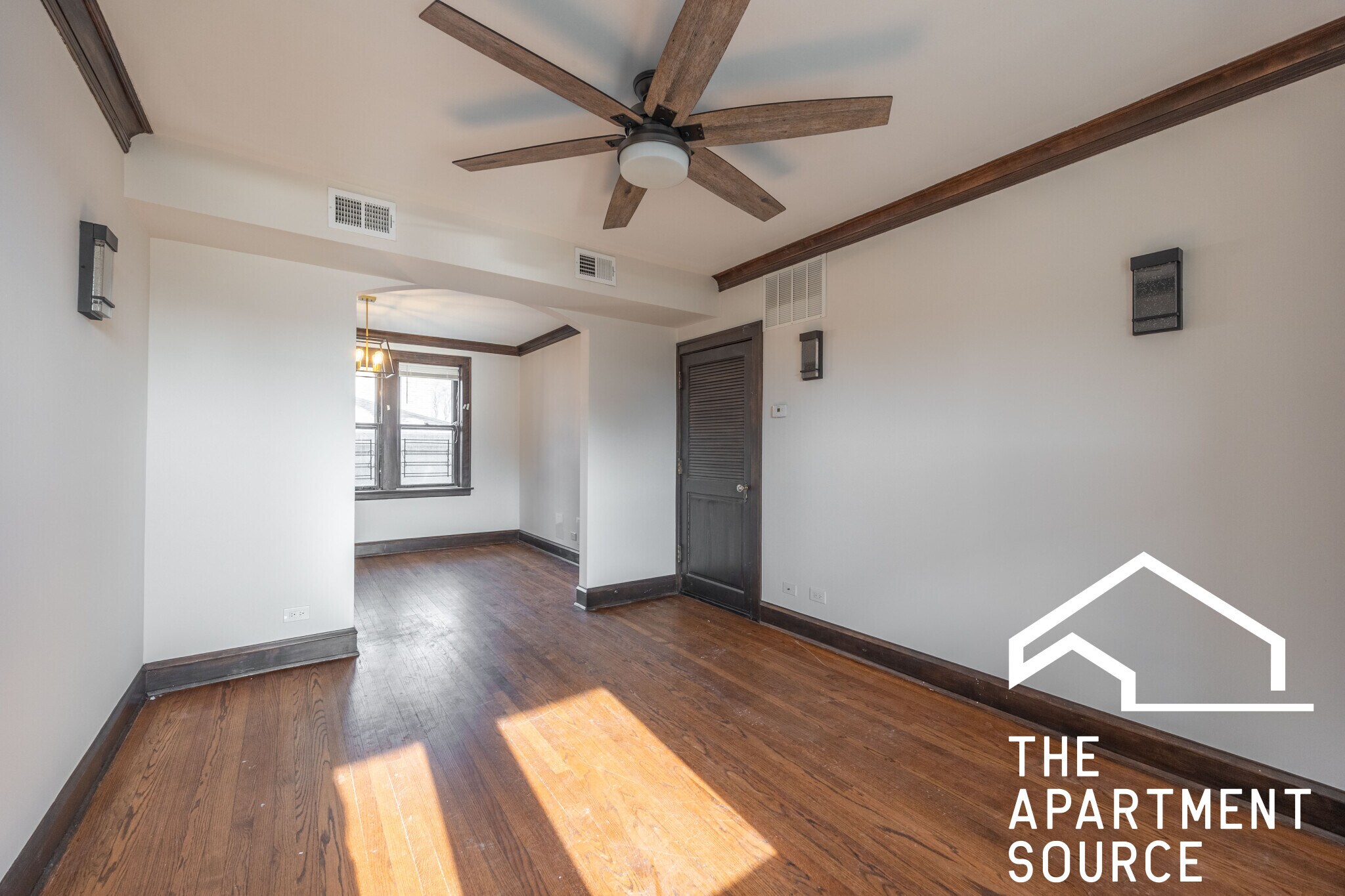 Building Photo - 2626 W Devon Ave