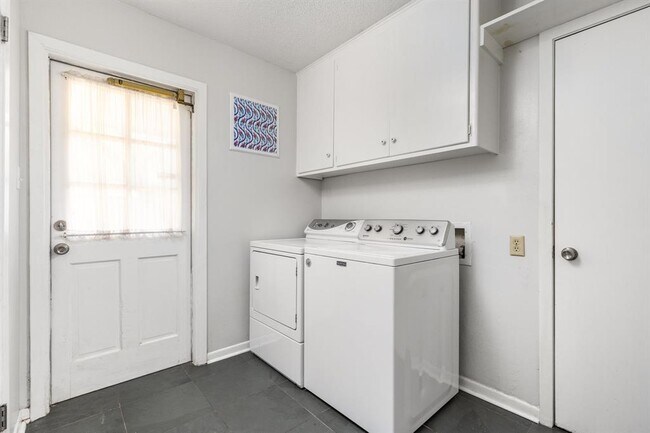 Building Photo - 4007 Edgerock Dr