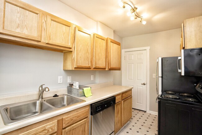 Building Photo - 438 Columbian Ave