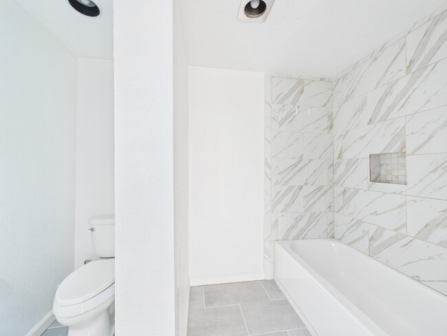 Building Photo - 5001 Woodway Dr