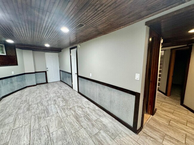 Building Photo - Spacious 5-Bedroom, 2-Bath Home with Classic Character