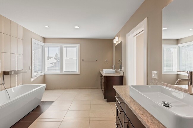 Building Photo - Amazing 4 beds/ 2.5 baths house in North Benson Hill/Renton.