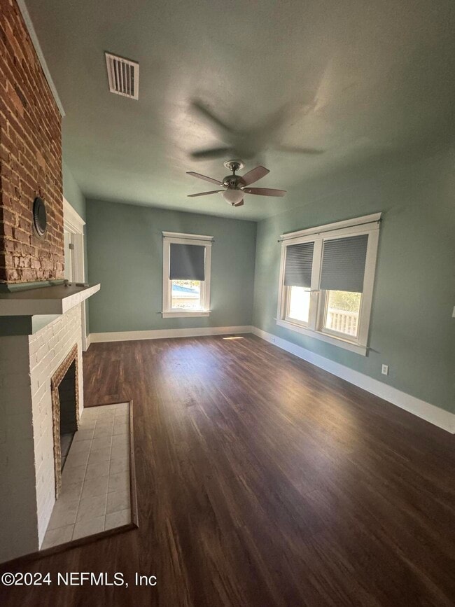 Building Photo - 424 E 6th St