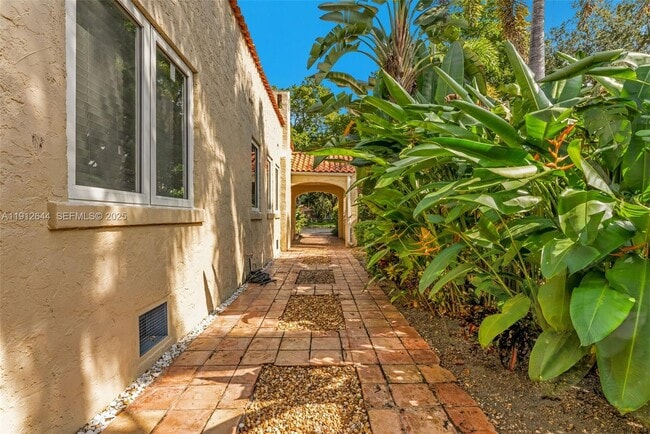 Building Photo - 1514 Capri St