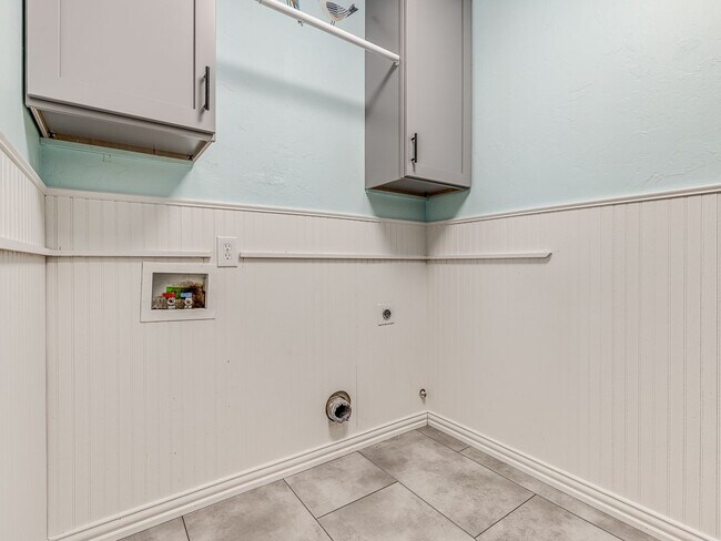 Building Photo - Fantastic home in the Fairways at Surrey H...
