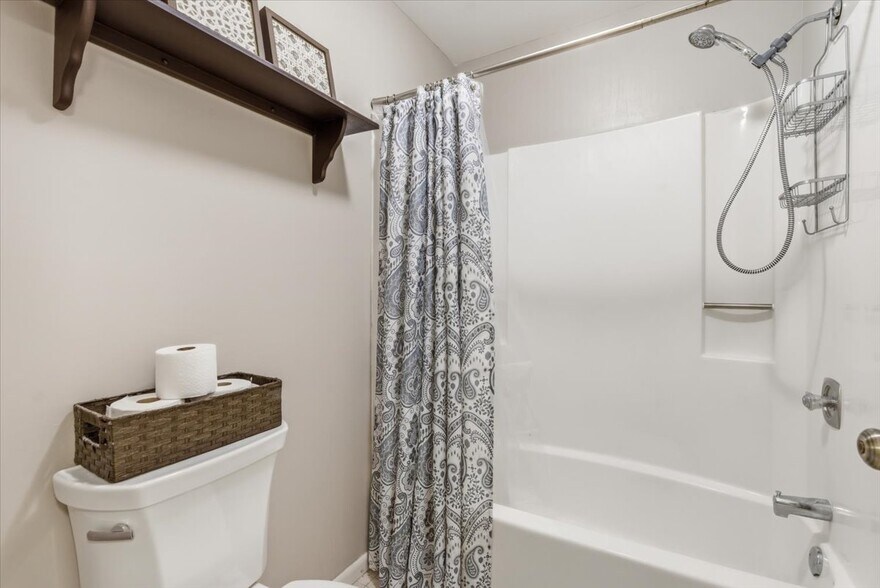 Building Photo - 10451 Greenbrier Rd