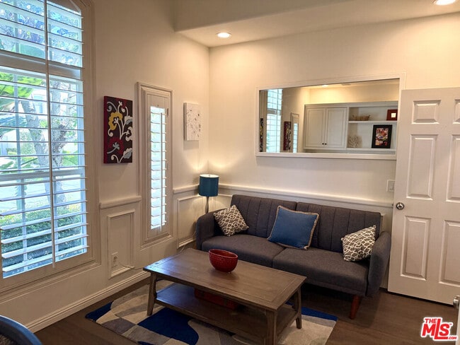 Building Photo - 5 Marisol