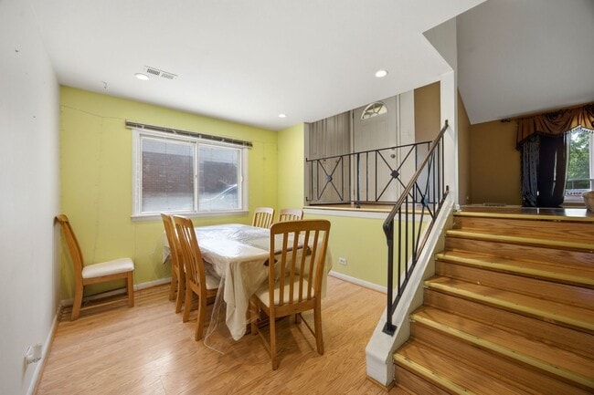 Building Photo - 1142 Brighton Pl