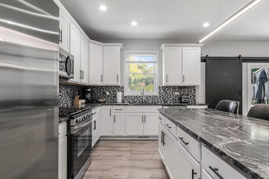 Building Photo - 705 N Garfield St