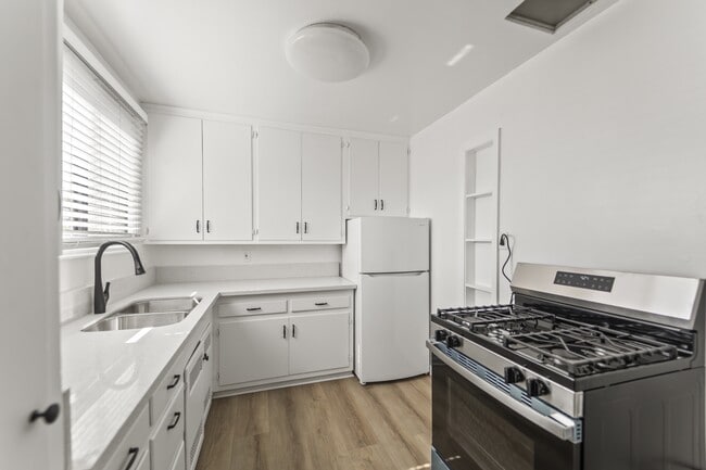 Building Photo - 1444 S Beverly Dr