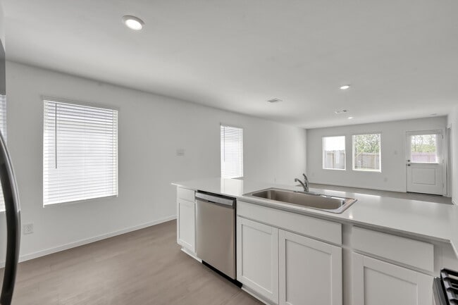 Building Photo - 29635 Knollwood Bay Rd