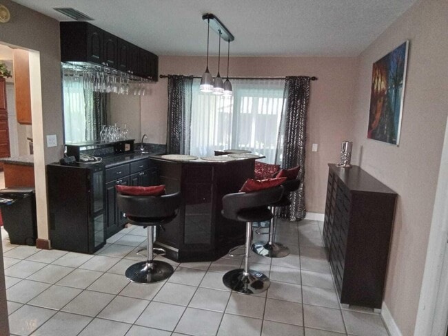 Building Photo - 1402 SW 25th Ave