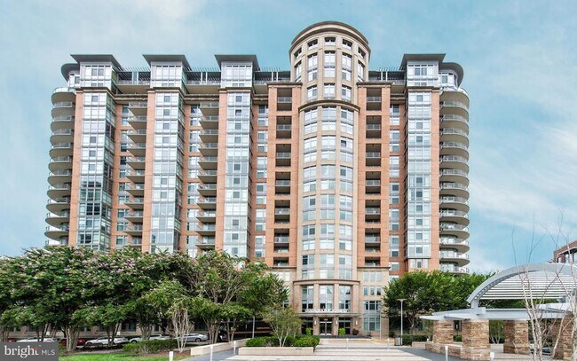 Building Photo - 8220 Crestwood Heights Dr