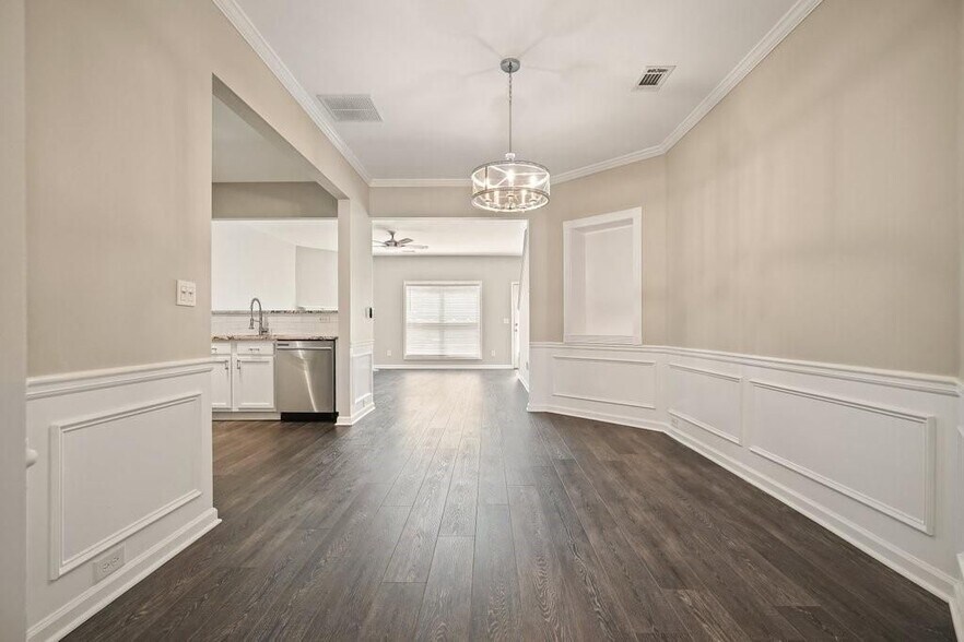 Building Photo - 2045 Lakeshore Overlook Dr