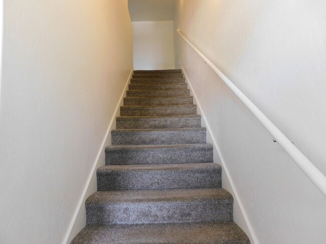 Building Photo - Newer Townhome Close to Shopping