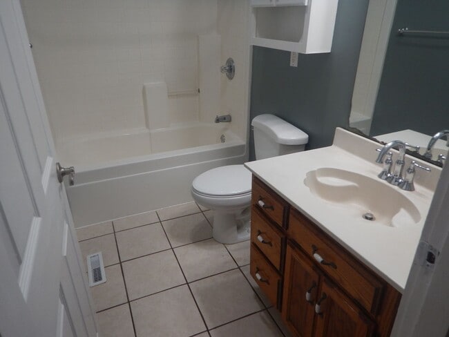 Building Photo - 3 Bedroom 2 Bath house on level lot. Pet Friendly